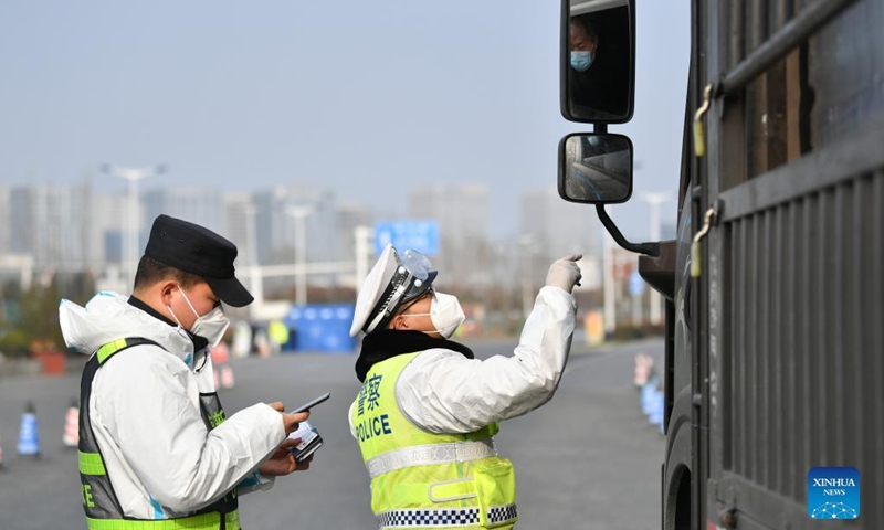 Policemen in protective gears are on duty at a tollgate in Xi'an, capital of northwest China's Shaanxi Province, Jan. 10, 2022. Monday marks the second Chinese People's Police Day. It falls every Jan. 10, corresponding with the country's emergency call number of 110. Policemen in Xi'an stick to their posts on the day to secure the COVID-19 epidemic prevention and control.(Photo: Xinhua)