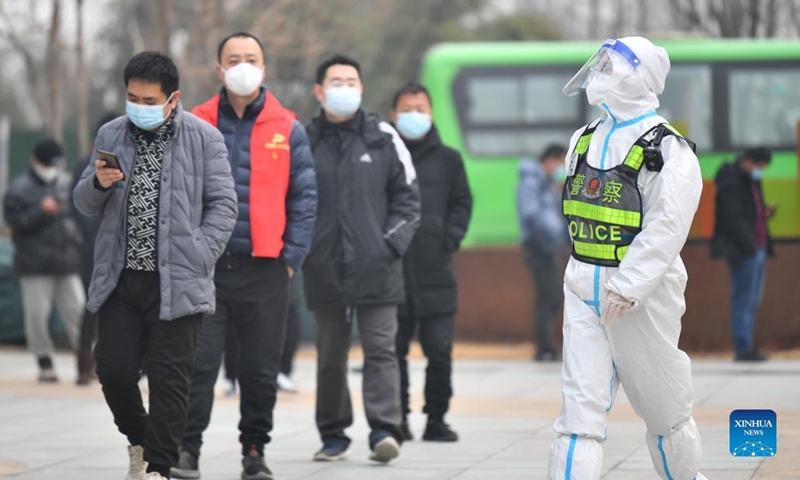A policeman in protective gear patrols at a COVID-19 testing site in Xi'an, capital of northwest China's Shaanxi Province, Jan. 10, 2022. Monday marks the second Chinese People's Police Day. It falls every Jan. 10, corresponding with the country's emergency call number of 110. Policemen in Xi'an stick to their posts on the day to secure the COVID-19 epidemic prevention and control. (Photo: Xinhua)