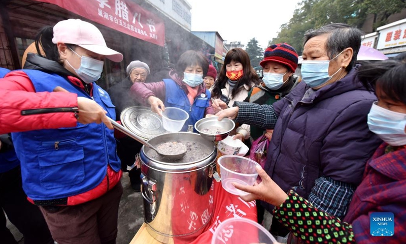 Volunteers serve free Laba porridge to citizens in Chaohu City, east China's Anhui Province, Jan. 10, 2022. The Laba Festival, literally the eighth day of the 12th lunar month, is considered a prelude to the Spring Festival, or Chinese Lunar New Year. It is customary to eat Laba porridge on this day.(Photo: Xinhua)