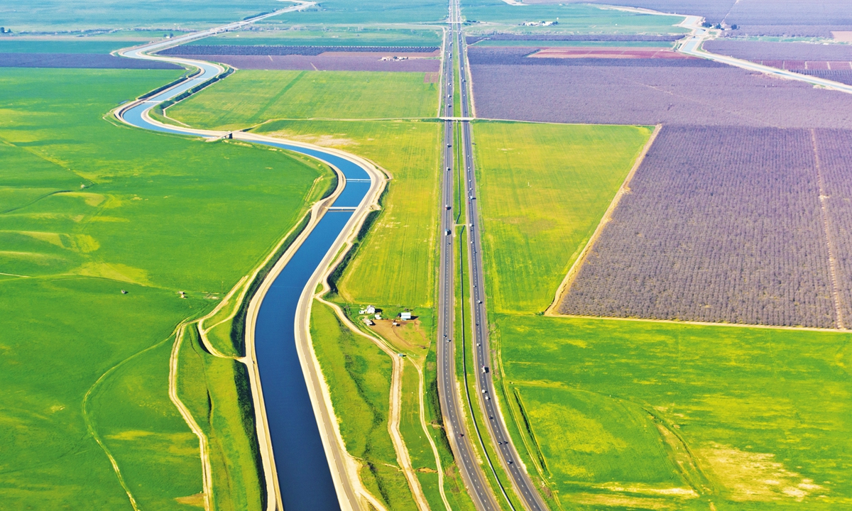 The California Aqueduct and Interstate 5 converge near Gustine, California, the US. Photo: VCG
