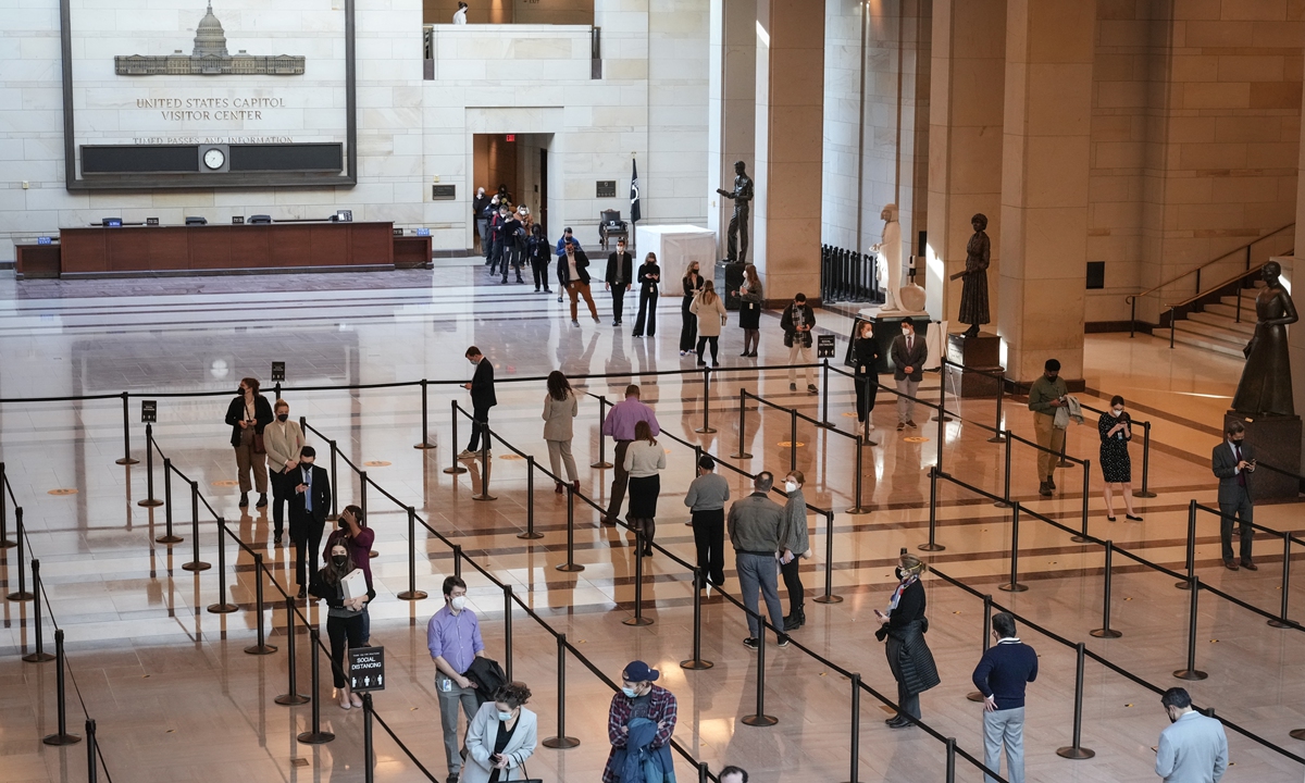 People wait in line to get a COVID-19 test at the US Capitol on January 10, 2022 in Washington, DC. The US reported 1.35 million new cases that day, shattering its previous record a few days ago. More than 60 million Americans, one-fifth of the population, had been infected with COVID-19. Photo: VCG