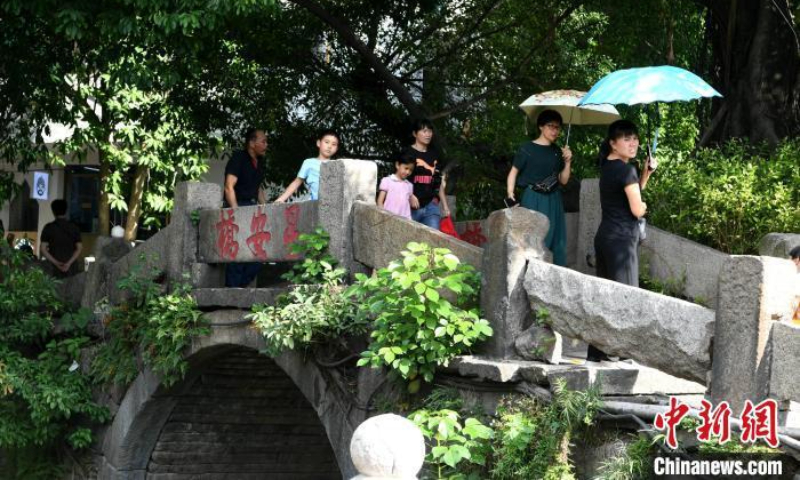Tourists visit the Shangxiahang traditional block in Fuzhou, southeast China's Fujian Province. (Photo: China News Service/Wang Dongming)
