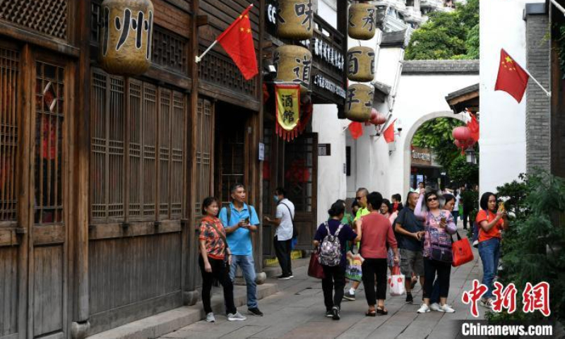 Tourists visit the Shangxiahang traditional block in Fuzhou, southeast China's Fujian Province. (Photo: China News Service/Wang Dongming)