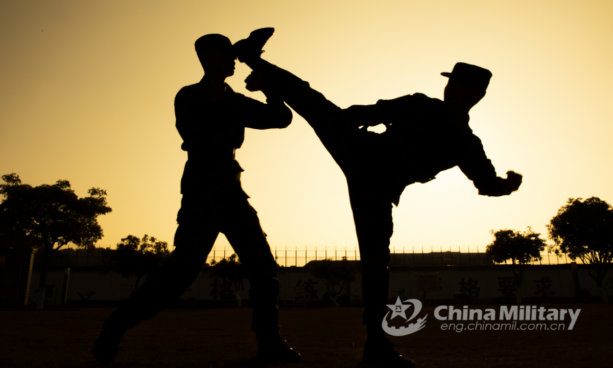 Soldiers practice martial arts techniques during a physical fitness training course conducted by the Beihai detachment under the People's Armed Police Force (PAP) Guangxi Corps on December 21, 2021. (eng.chinamil.com.cn/Photo by Yu Haiyang)