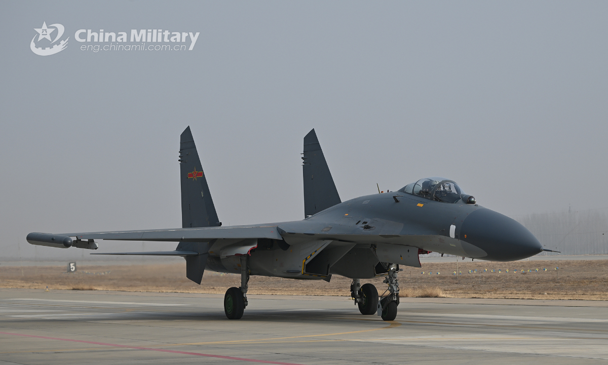 A fighter jet attached to an aviation brigade of the air force under the PLA Western Theater Command taxis on the runway before takeoff for a live-fire air battle training exercise on January 7, 2022. (eng.chinamil.com.cn/Photo by Zhao Tian)