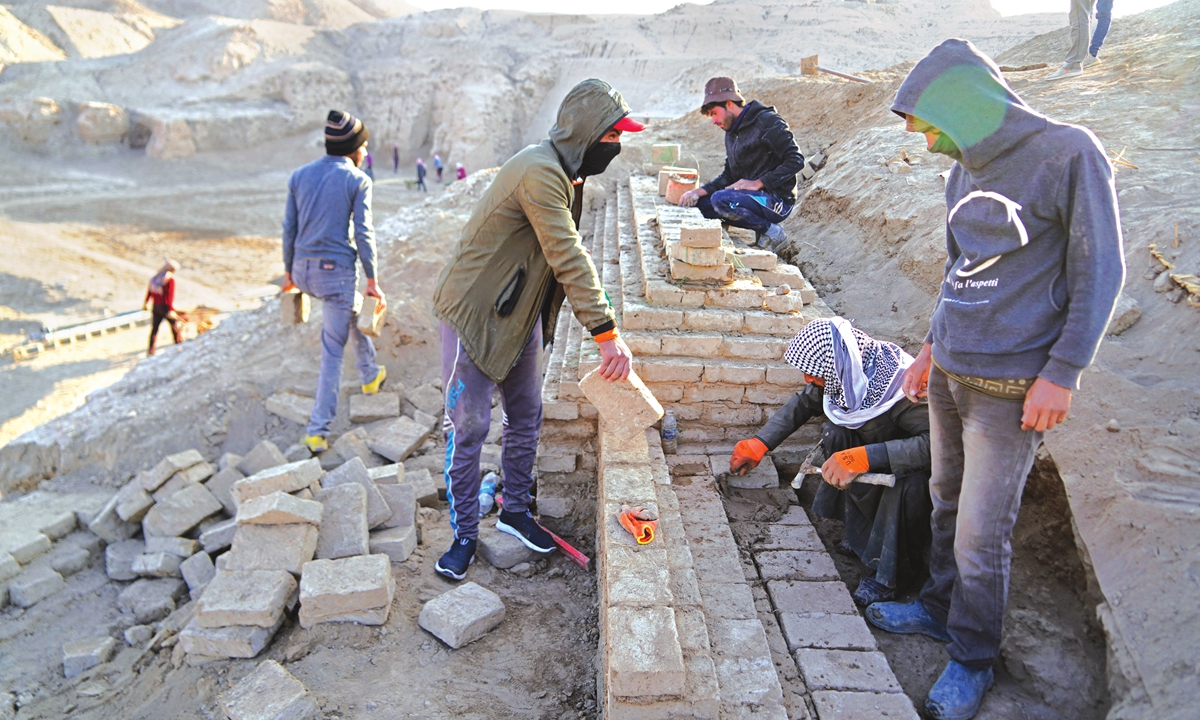 Iraqi archaeologists and workers use traditionally made clay bricks as they take part in an archaeological expedition to restore the white temple of Anu in the Warka (ancient Uruk) site in Iraq's Muthanna prvoince,on November 27, 2021.Photo: AFP