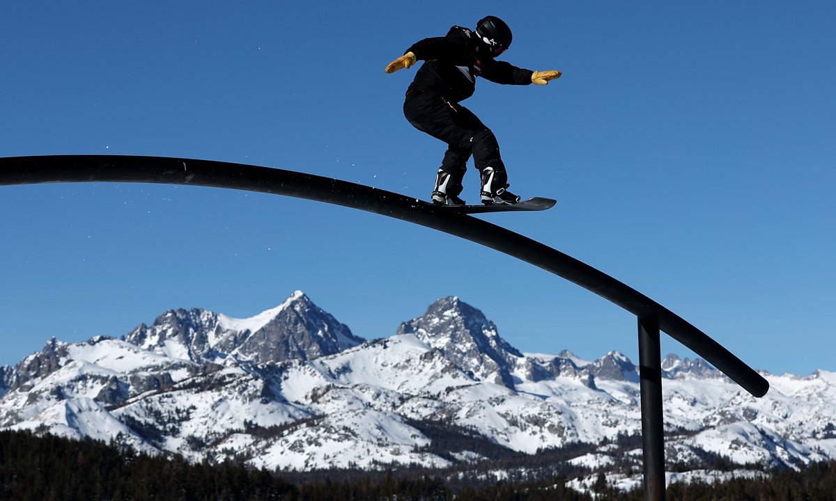 China's Su Yiming takes a training run for the Men's Snowboard Slopestyle competition at the US Grand Prix at Mammoth Mountain on January 5, 2022 in Mammoth, California. Photo: VCG