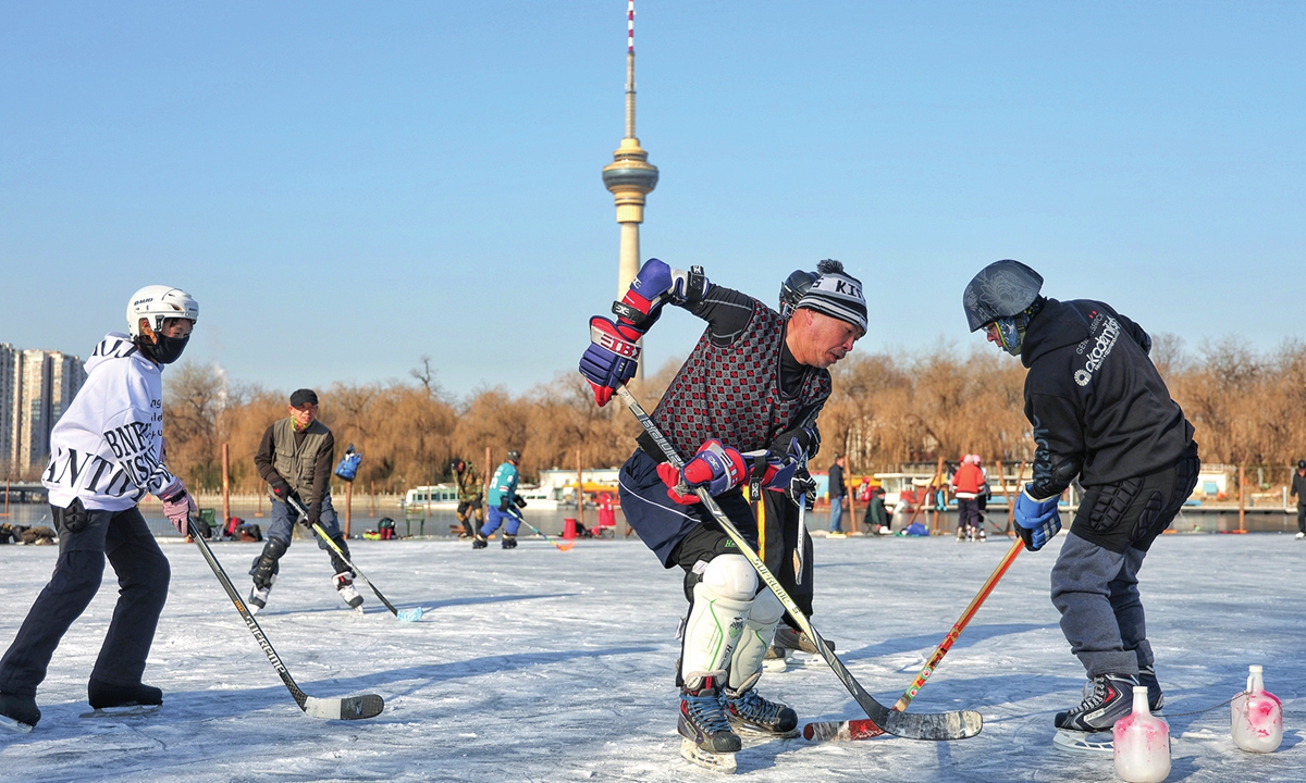 La gente juega hockey sobre hielo en el Parque Yuyuantan en Beijing el 11 de enero de 2022. Foto: Li Hao/GT 