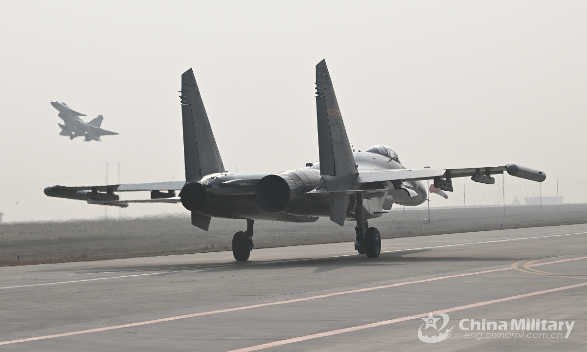 A fighter jet attached to an aviation brigade of the air force under the PLA Western Theater Command taxis on the runway before takeoff for a live-fire air battle training exercise on January 7, 2022. (eng.chinamil.com.cn/Photo by Zhao Tian)
