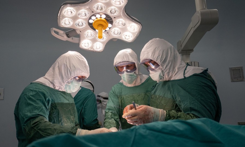 Medical staffs perform a surgery for a COVID-19 patient with femur fracture at the Sancaktepe Sehit Prof. Dr. Ilhan Varank Training and Research Hospital in Istanbul, Turkey, May 4, 2020.(Photo: Xinhua)