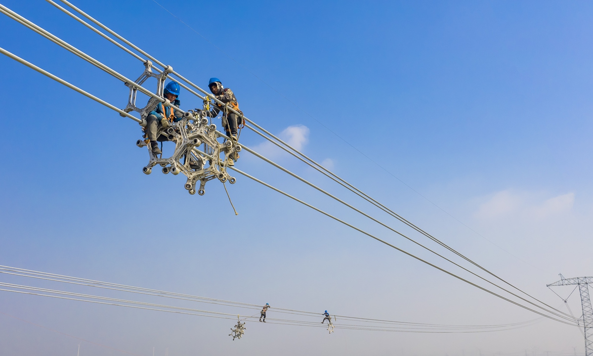 Workers at the construction site in Baihetan-Jiangsu ultra-high-voltage power transmission project over the Yangtze River in East China's Jiangsu Province on January 13, 2022. The 800-kilovolt, direct-current transmission project is celebrated as one of China's power highways and is an important part of the country's west-to-east power transmission program. Photo: cnsphoto