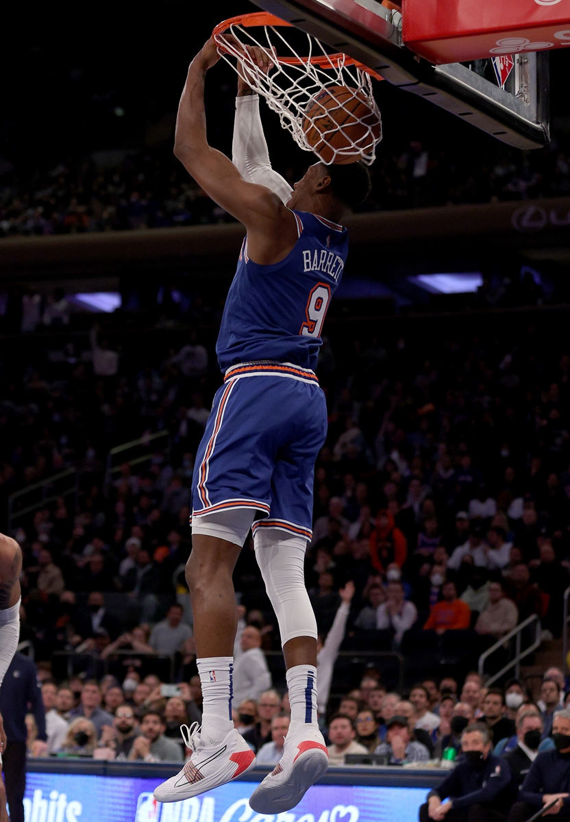 RJ Barrett of the New York Knicks dunks against the Dallas Mavericks on January 12, 2022 in New York City. Photo: VCG