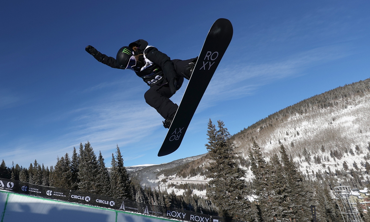Chloe Kim takes a practice run before competing in the women's snowboard superpipe qualifier on December 16, 2021 in Copper Mountain, Colorado. Photo: VCG