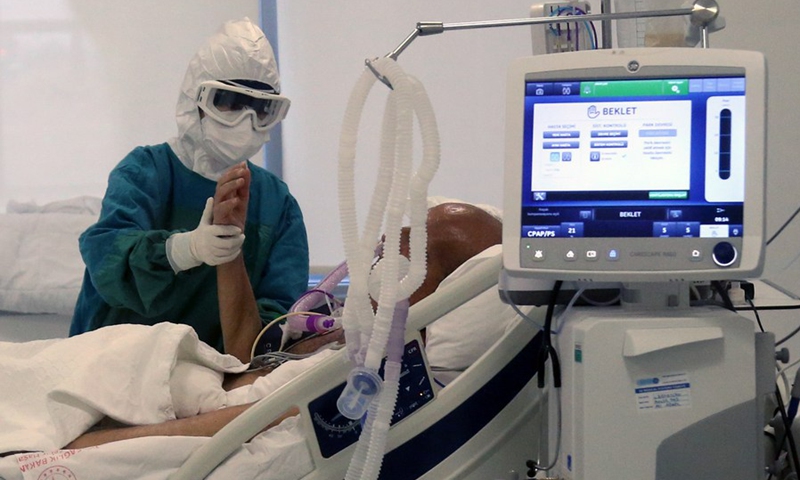 A doctor treats a COVID-19 patient at an ICU in a hospital in Ankara, Turkey on Jan. 8, 2021.(Photo: Xinhua)