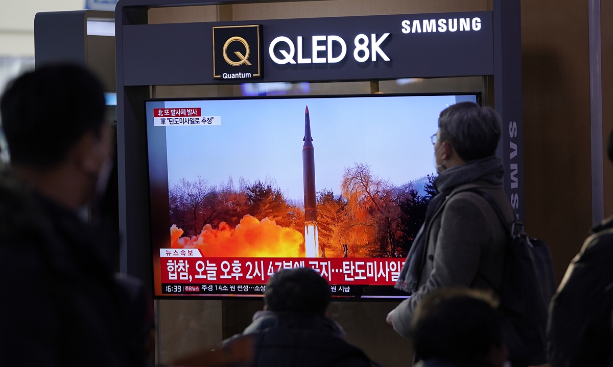 People watch news about North Korea's missile launch at a train station in Seoul, South Korea on January 14, 2022. North Korea on Friday fired two short-range ballistic missiles in its third weapons launch this month, officials in South Korea said. Photo: VCG
