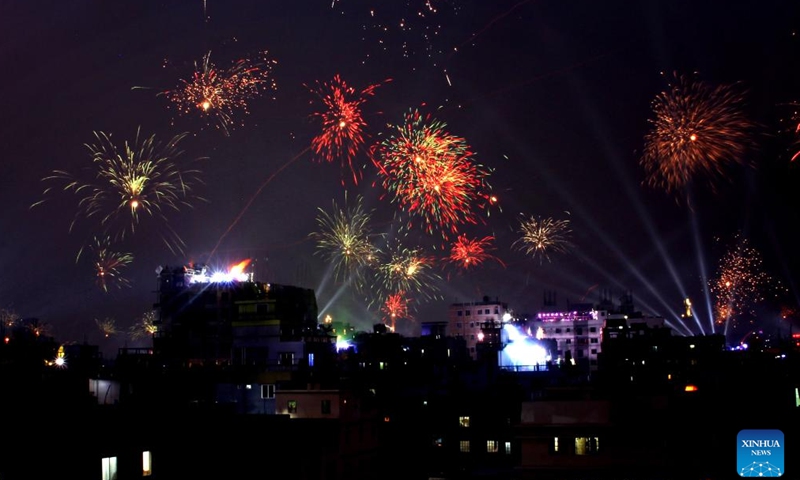 Kembang api meledak selama Festival Sacramento pada 14 Januari 2022 di Dhaka, ibu kota Bangladesh.  Orang-orang di Dhaka merayakan Festival Sakramen, juga dikenal sebagai Kuri Utsop atau Festival Pemandu, pada akhir bulan kesembilan dalam kalender Bengali (Januari).  14 atau 15 dalam kalender Gregorian). Foto: Xinhua