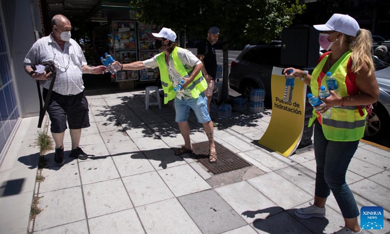 Workers of the government distribute free bottled water to residents in Buenos Aires, Argentina, Jan. 13, 2022. A heat wave swept across most parts of Argentina recently.Photo:Xinhua