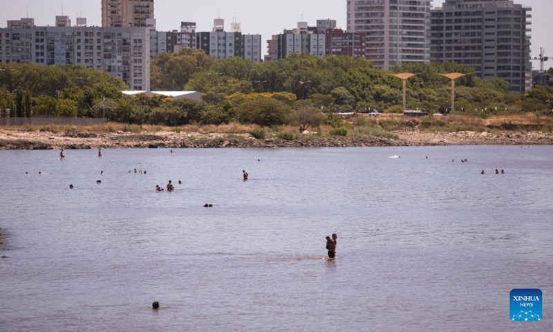 People play in the water in Buenos Aires, Argentina, Jan. 13, 2022. A heat wave swept across most parts of Argentina recently.Photo:Xinhua