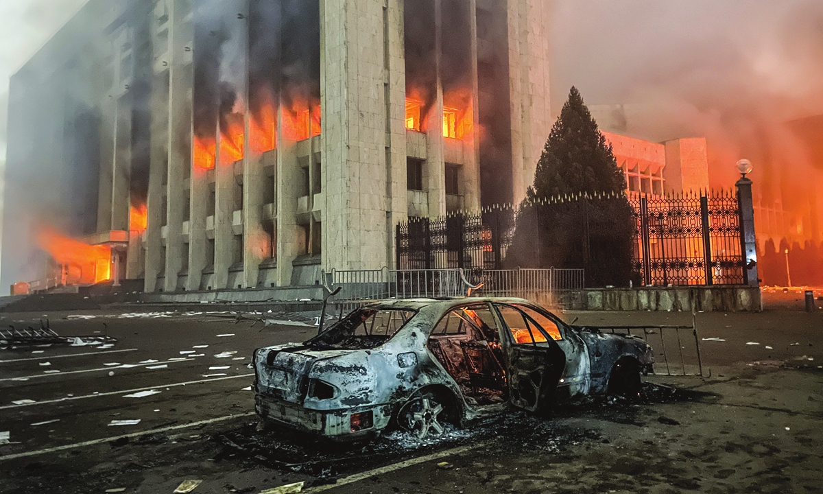 A burnt car is seen by the mayor's office on fire in Almaty, Kazakhstan on January 5, 2022. Photo: VCG
