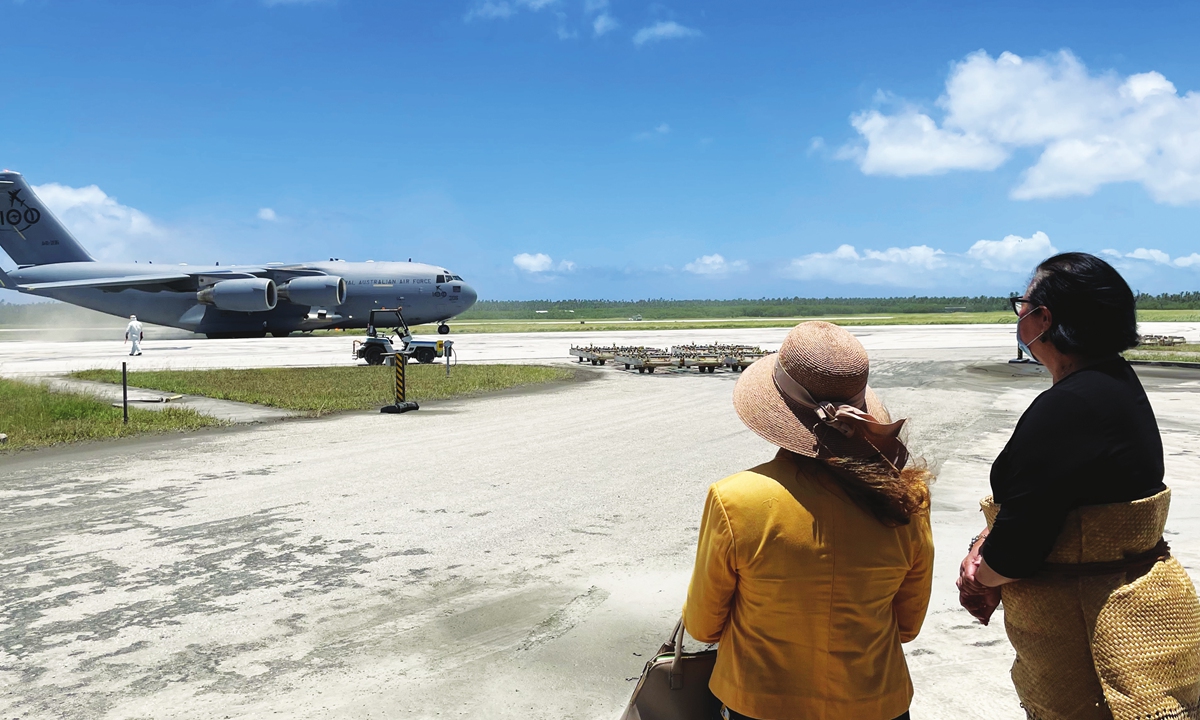 Tongan Foreign Minister Fekitamoeloa 'Utoikamanu (right) is accompanied by Australian High Commissioner to Tonga Rachael Moore as they receive a Royal Australian Air Force C-17A Globemaster III aircraft delivering Australian aid at Fua?amotu International Airport on January 20, 2022 in Nuku'alofa, Tonga. Photo:VCG