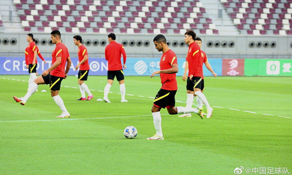 Chinese Men's National Football Team holds an official training session ahead of the match against Japan at the Khalifa International Stadium in Doha at 5:45 pm, local time, on September 5, 2021. Photo: CFA's Weibo