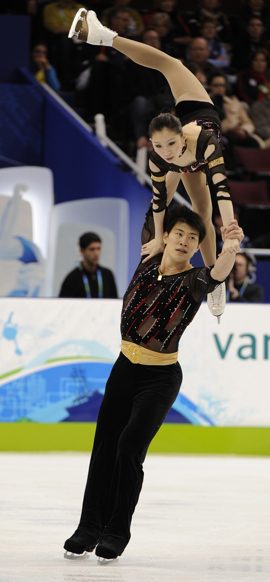 Zhang Dan (top) and Zhang Hao compete in the free program pairs figure skating during the Winter Olympics on February 15, 2010 in Vancouver, Canada. Photo: VCG