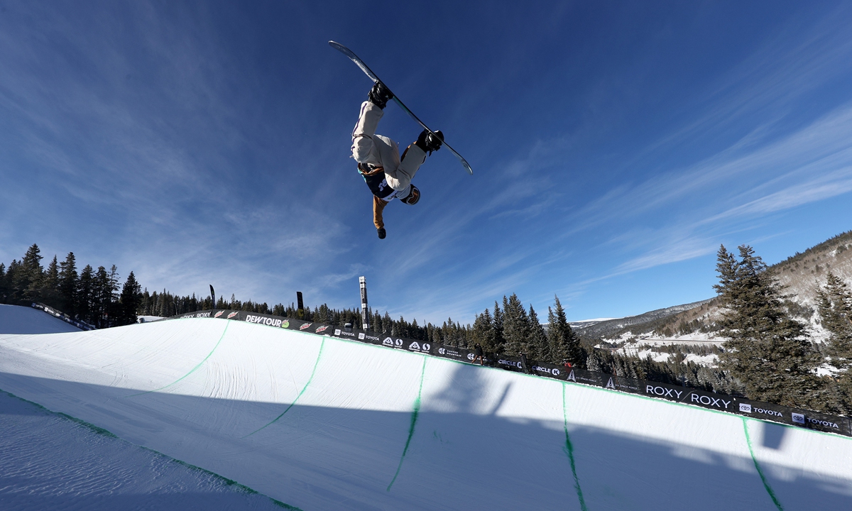 Cai Xuetong competes in the women's snowboard superpipe qualifier of the Dew Tour at Copper Mountain on December 16, 2021 in Copper Mountain, Colorado. Photo: VCG 