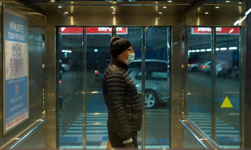 A man wearing a face mask takes an elevator in Ljubljana, Slovenia, Jan. 15, 2022.Photo:Xinhua