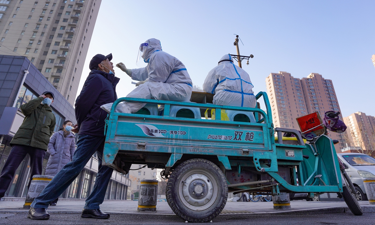 Medical staff sit in an electro-tricycle and conduct nucleic acid testing for residents in Zhengzhou, Central China's Henan Province, on January 15, 2022. Zhengzhou will roll out mass testing for residents in eight communities on January 17, amid the latest COVID-19 outbreak. Photo: VCG