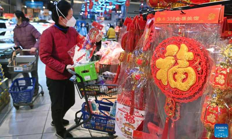 Residents shop at a market in Qujiang New District of Xi'an, northwest China's Shaanxi Province, Jan. 15, 2022.Photo:Xinhua