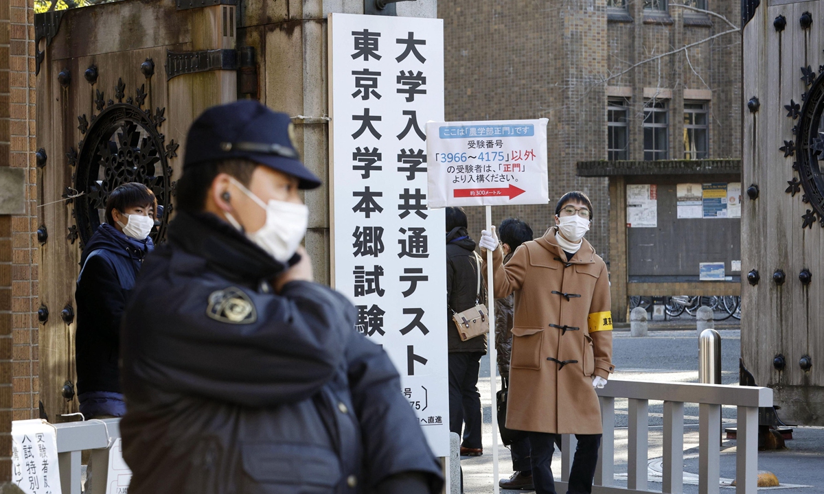 A police officer stands guard just outside the University of Tokyo on January 16, 2022, one of the venues for nationwide university entrance exams, a day after two high-school students and a man were wounded in a knife attack that led to the arrest of a teenager on suspicion of attempted murder.Photo: IC