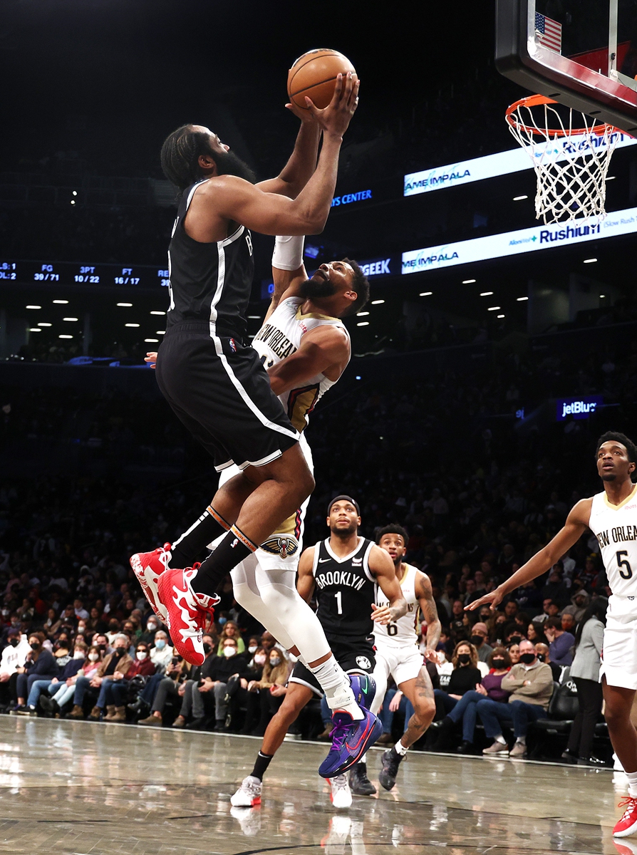 James Harden of the Brooklyn Nets shoots against Garrett Temple of the New Orleans Pelicans on January 15, 2022 in New York City. Photo: VCG