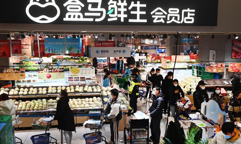 Residents queue up to shop at a supermarket in Qujiang New District of Xi'an, northwest China's Shaanxi Province, Jan. 15, 2022.Photo:Xinhua