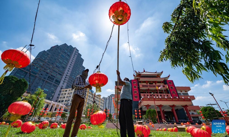 People hang lanterns for the upcoming Spring Festival, or the Chinese Lunar New Year, in Klang of Selangor states, Malaysia, Jan. 16, 2022.Photo:Xinhua