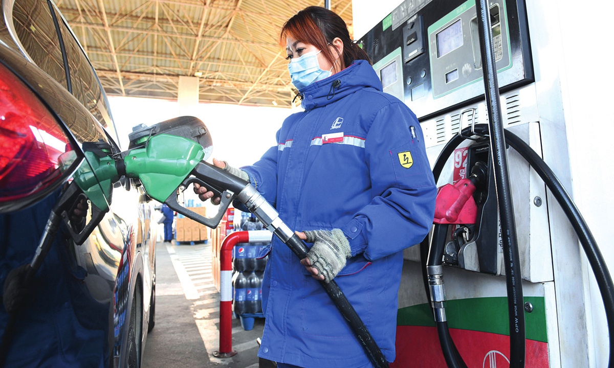 A worker refuels vehicles in a gas station in Xinle city, North China's Hebei Province on January 17, 2022. The country's top economic planner said the price of gasoline will go up by 345 yuan ($54.25) per ton, while that of diesel will increase by 330 yuan. on the following day. Photo: cnsphoto 