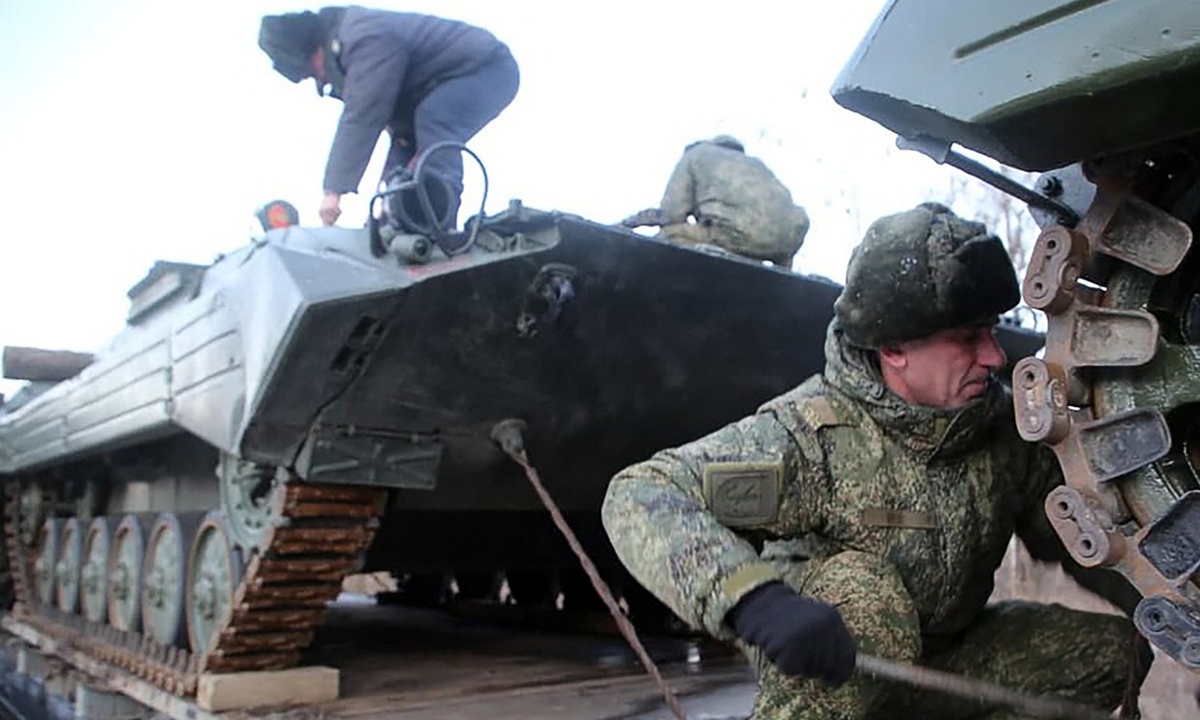 This handout photograph released on January 18, 2022, by Belarus' Defense Ministry, shows Russian troops preparing military vehicles to be unloaded from a troop train for joint drills in Belarus. Belarus said that Russian troops had begun arriving in the country for military drills announced against the backdrop of tensions between the West and Russia over neighboring Ukraine. Photo: AFP