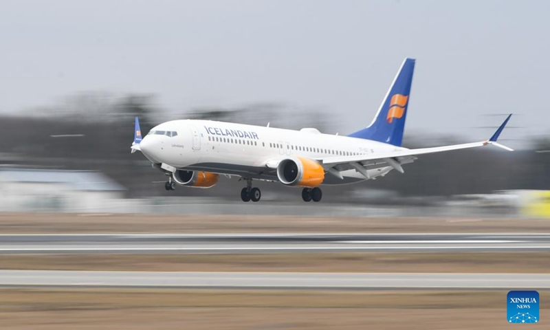 An Icelandair airplane prepares to land at Frankfurt airport in Frankfurt, Germany, on Jan. 17, 2022. Passenger numbers at Frankfurt airport picked up in 2021, thanks to the easing of coronavirus restrictions, the airport announced on Monday. As one of the busiest airports in Europe, Frankfurt received some 24.8 million passengers in 2021, up by 32.2 percent from 2020, the airport announced. (Photo: Xinhua)