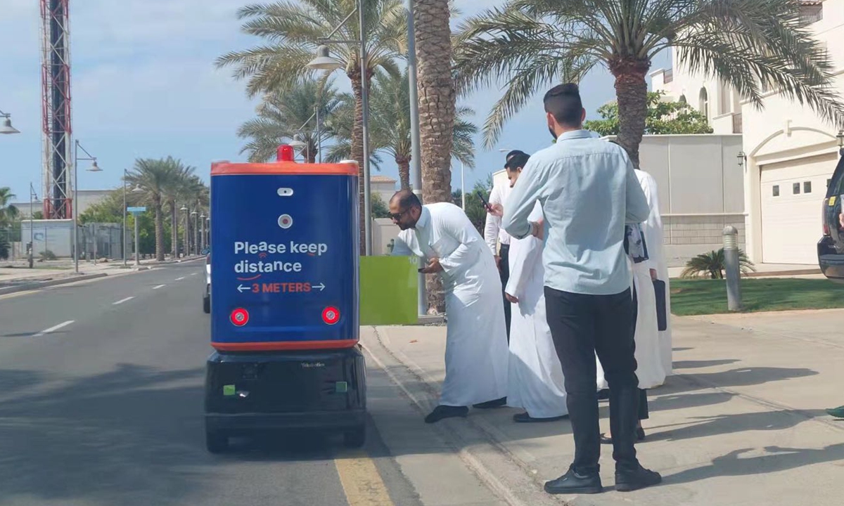 A self-driving delivery vehicle equipped with UISEE autonomous driving system appears in Saudi Arabia to carry out the 