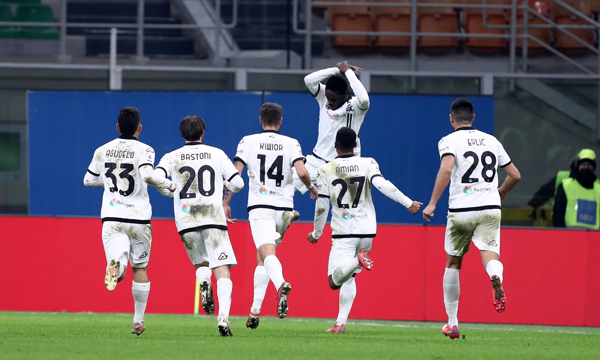 Emmanuel Gyasi of Spezia celebrates with teammates after scoring against AC Milan on January 17, 2022 in Milan, Italy. Photo: VCG