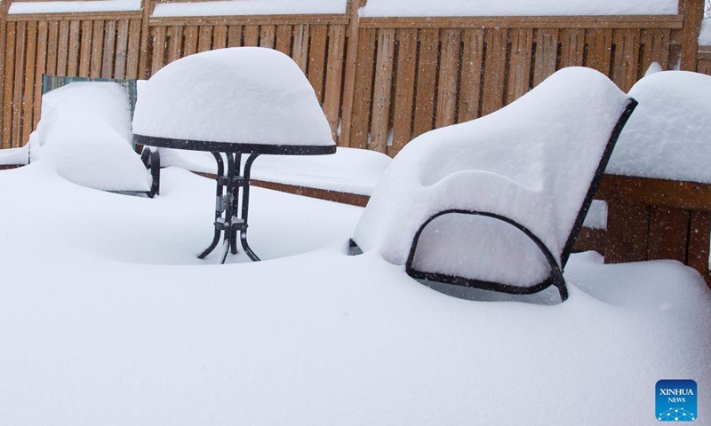 Photo taken on Jan. 17, 2022 shows a table and chairs covered with snow in a yard during a snowy day in Mississauga, the Greater Toronto Area, Canada. Environment Canada issued a winter storm warning calling for up to 60 cm of snow in some parts of the Greater Toronto Area by Monday night. (Photo: Xinhua)