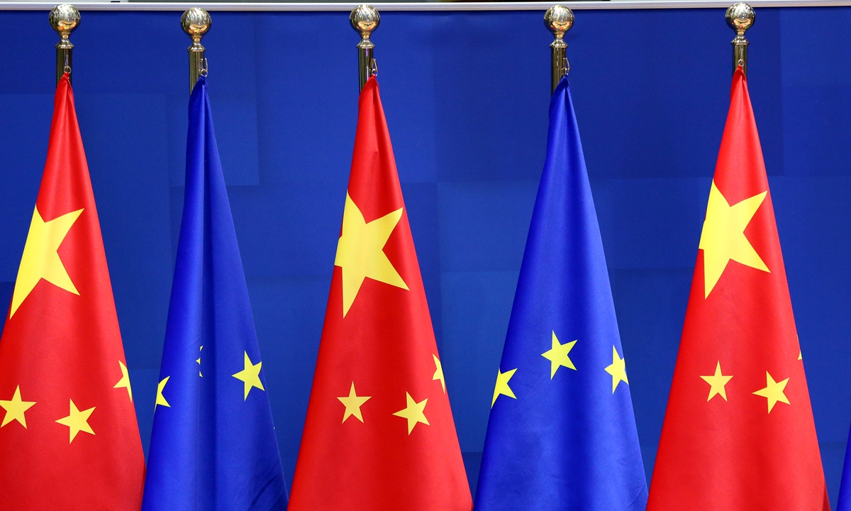 Flag of China and the EU Photo: VCG