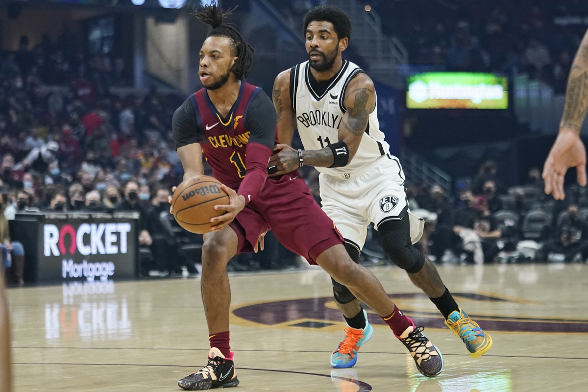 Cleveland Cavaliers' Darius Garland passes against Brooklyn Nets' Kyrie Irving on January 17, 2022, in Cleveland, Ohio. Photo: VCG