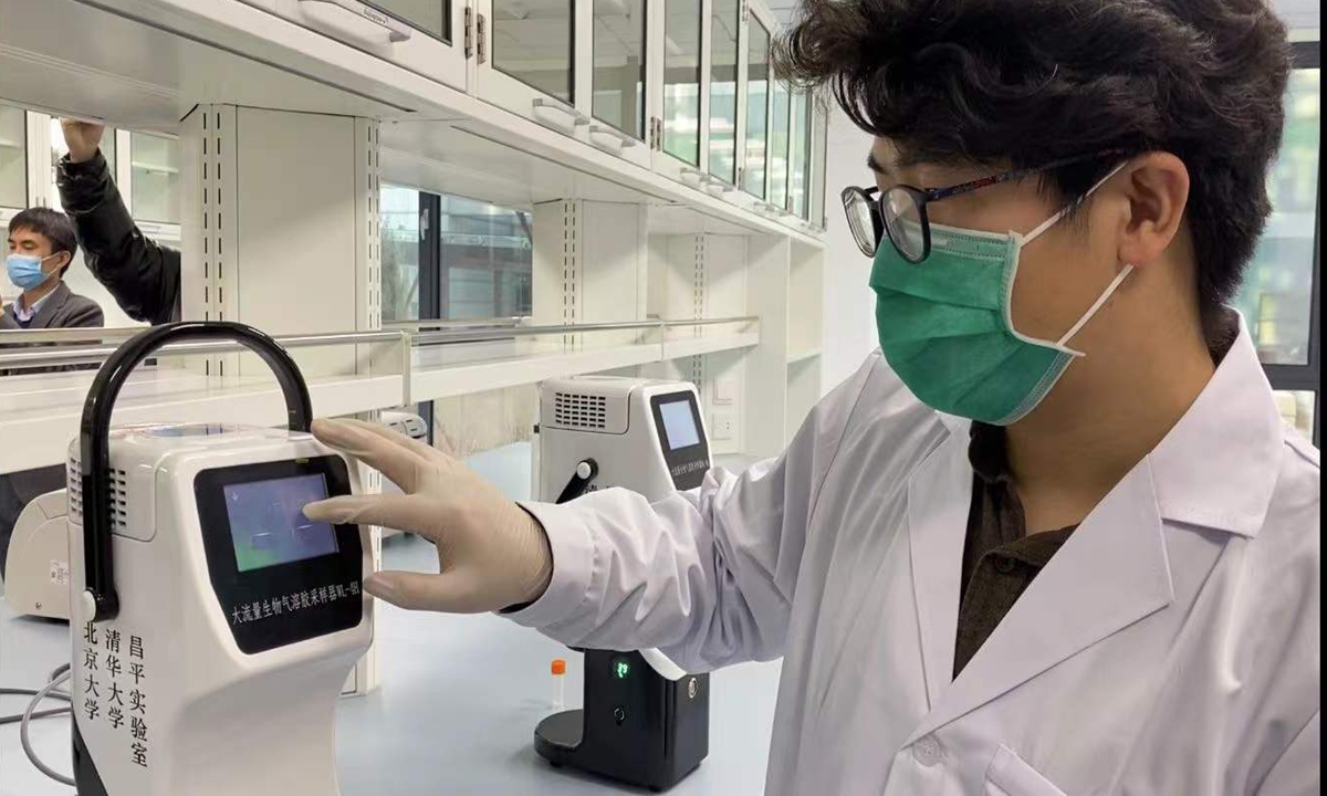 Li Xinyue, a PhD student at college of environmental sciences and engineering of Peking University, demonstrates the operation of the aerosol collecting equipment on January 18. Photo: Zhang Hui/GT