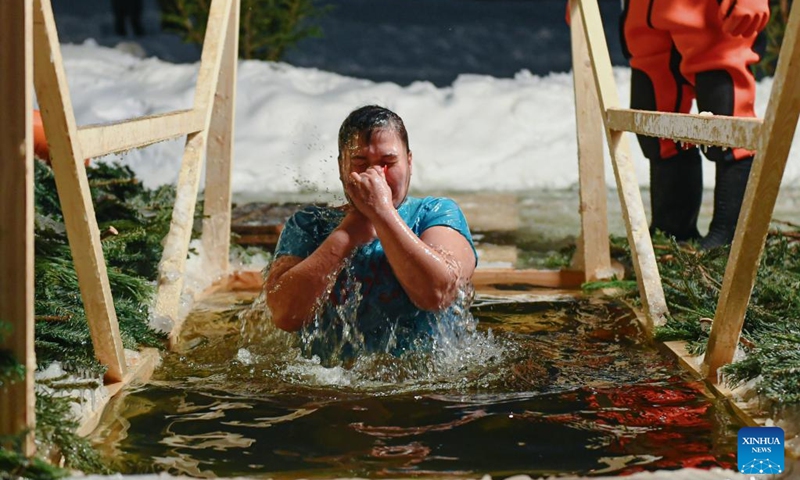 A man bathes in the icy water during the Orthodox Epiphany celebrations in Moscow, Russia, on Jan. 18, 2022.(Photo: Xinhua)
