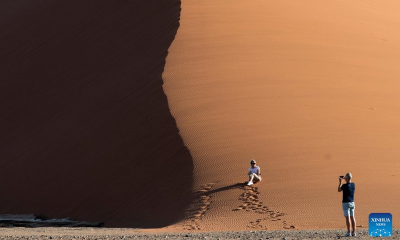 Photo taken on Jan. 16, 2022 shows tourists visiting Dune 45 of Sossuvlei at the Namib-Naukluft National Park in Namibia. Namibia recorded an increase of 37.81 percent of tourists arrivals in the country from January to December 2021, when compared to 2020 figures, an official said Tuesday. (Photo: Xinhua)