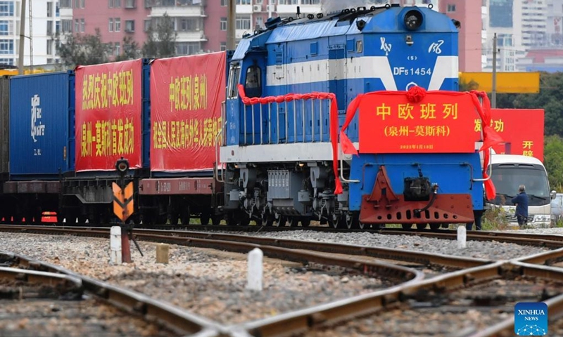 A China-Europe freight train heading for Moscow leaves Quanzhou, southeast China's Fujian Province, Jan. 18, 2022. A new cargo train, loaded with 445 tonnes of goods, departed from Quanzhou and headed for Moscow Tuesday morning. This is the first China-Europe freight train route from Quanzhou, which is an important starting point on the Maritime Silk Road.(Photo: Xinhua)
