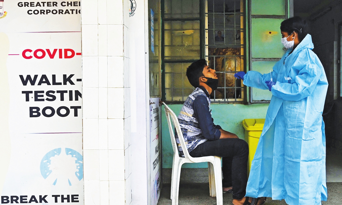 A health worker takes a swab sample from a man for the COVID-19 coronavirus test at a 24-hour testing facility in Chennai, the city of India on January 20, 2022. Media reported that more than 9,000 people have been infected with the Omicron virus in India.
Photo: AFP