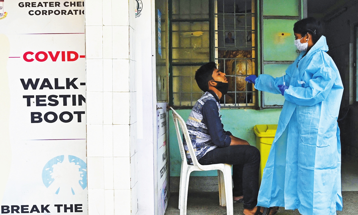 A health worker takes a swab sample from a man for the COVID-19 coronavirus test at a 24-hour testing facility in Chennai, the city of India on January 20, 2022. Media reported that more than 9,000 people have been infected with the Omicron virus in India.
Photo: AFP