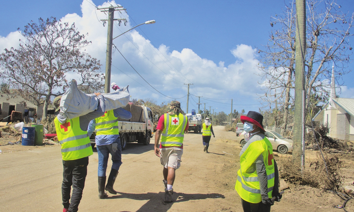 Red Cross teams deliver essential relief items such as tarpaulins, shelter tool kits and blankets to families in Kanokupolu, Tonga on January 23, 2022. The damage from Tonga's volcanic eruption on January 15, 2022 is still unclear.Photo: AFP