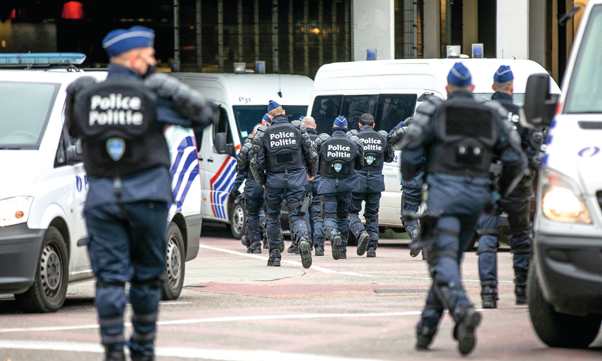 Police attempt to contain the protests organized by the alliance Europeans United against the measures imposed by the governments in Belgium and other European countries to fight the COVID-19 on January 23, 2022 in Brussels. Recently in Belgium, the number of people getting infected with the Omicron variant have been peaking, setting new records every day. Photo: AFP